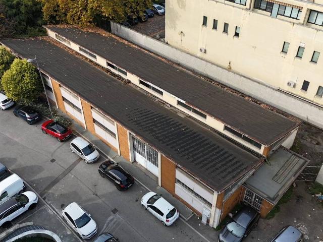 Locale Commerciale in vendita a Oltresempione, Legnano
