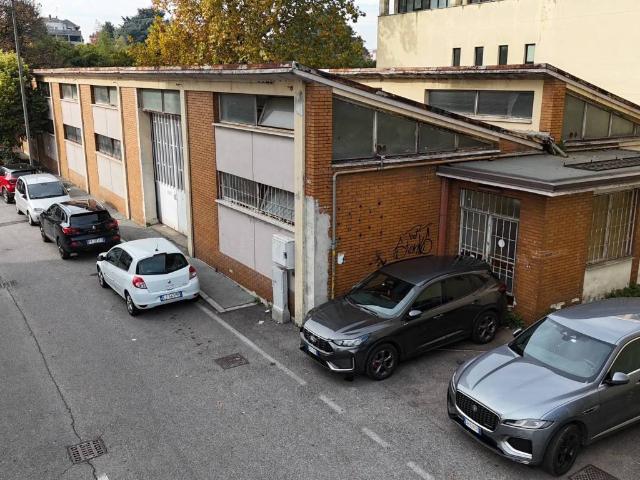 Locale Commerciale in vendita a Oltresempione, Legnano