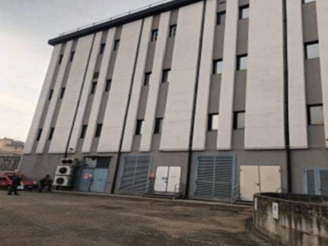 Locale Commerciale in vendita a Oltresempione, Legnano