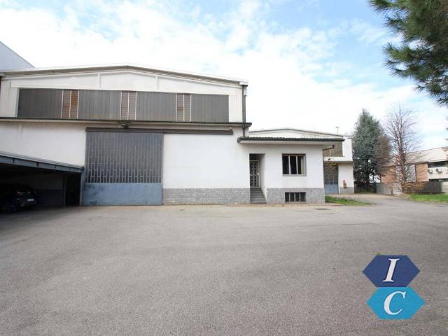 Locale Commerciale in vendita a Oltrestazione, Legnano