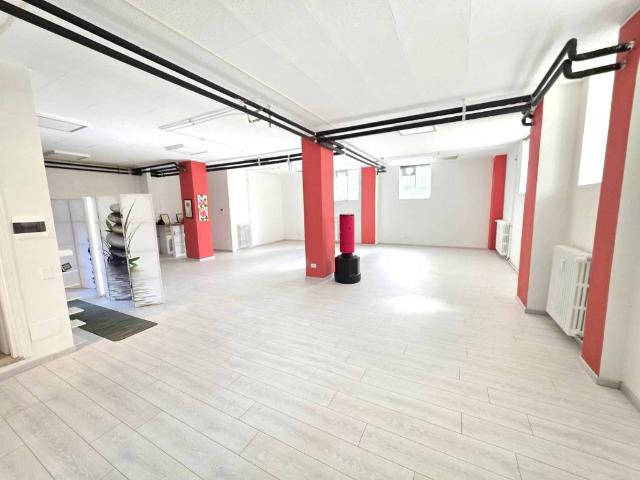 Locale Commerciale in vendita a Oltrestazione, Legnano
