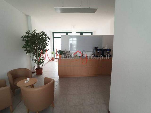Locale Commerciale in vendita a Legnaro, Veneto