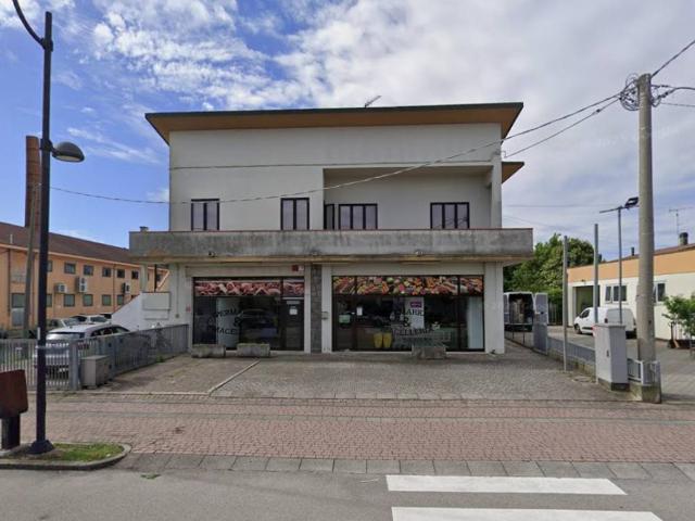 Locale Commerciale in vendita a Lendinara, Veneto