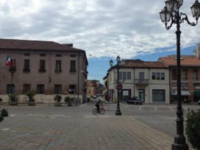 Locale Commerciale in vendita a Lendinara, Veneto