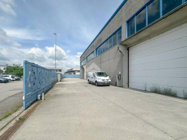 Locale Commerciale in vendita a Leno, Lombardia