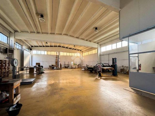 Locale Commerciale in vendita a Leno, Lombardia