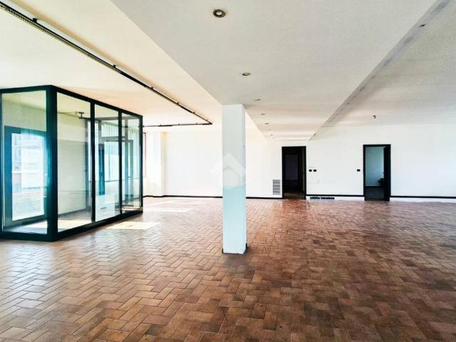 Locale Commerciale in vendita a Leno, Lombardia