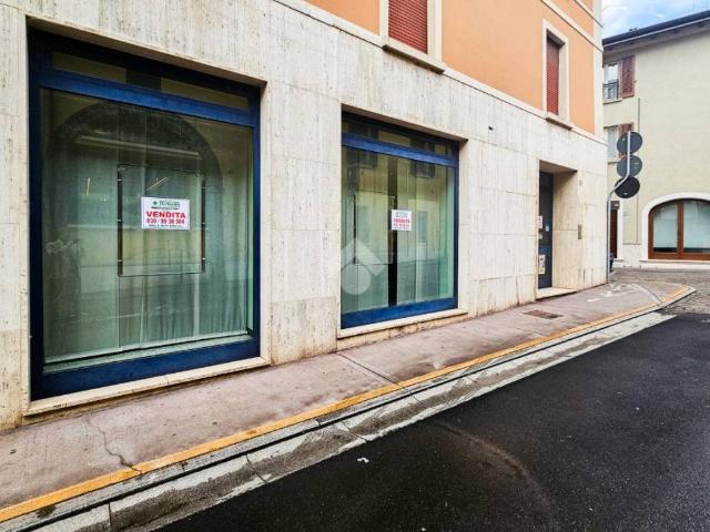 Locale Commerciale in vendita a Leno, Lombardia