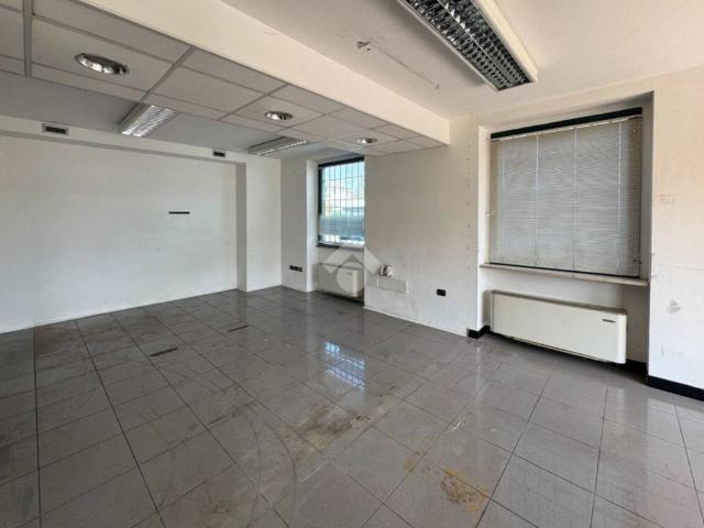 Locale Commerciale in vendita a Leno, Lombardia