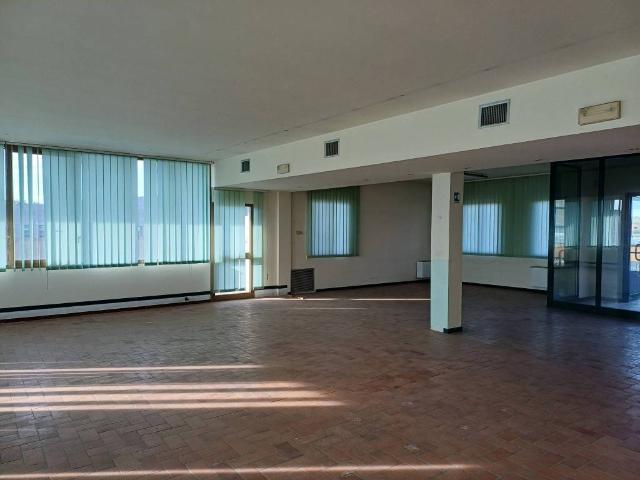 Locale Commerciale in vendita a Leno, Lombardia