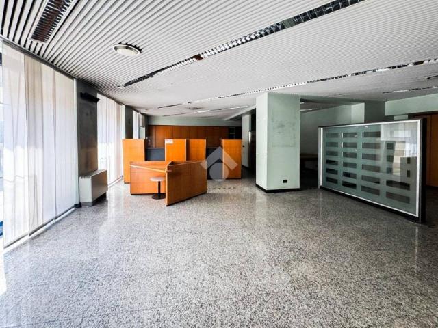 Locale Commerciale in vendita a Leno, Lombardia
