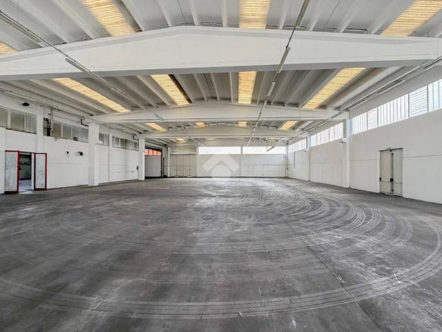Locale Commerciale in vendita a Leno, Lombardia