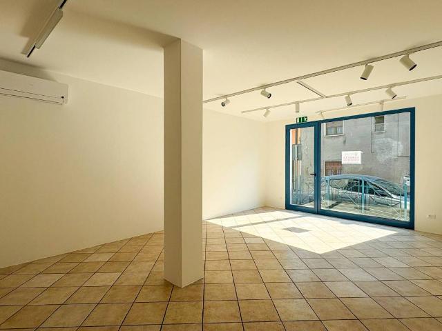 Locale Commerciale in vendita a Leno, Lombardia