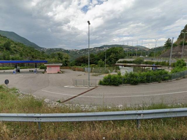 Locale Commerciale in vendita a Lenola, Lazio