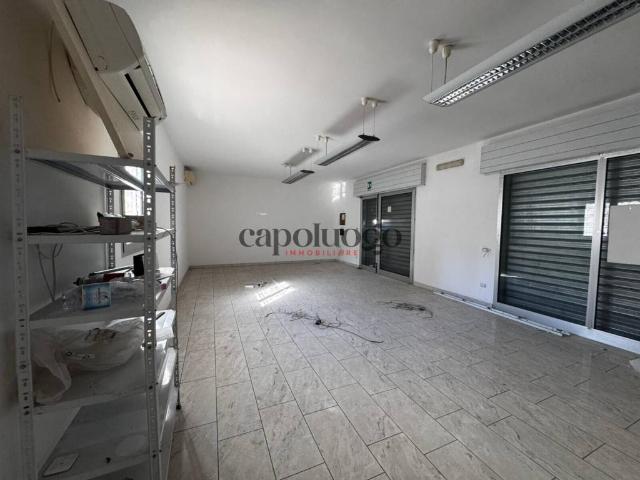 Locale Commerciale in vendita a Dragoni, Puglia