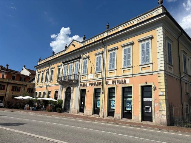 Locale Commerciale in vendita a Villa Lesa, Piemonte