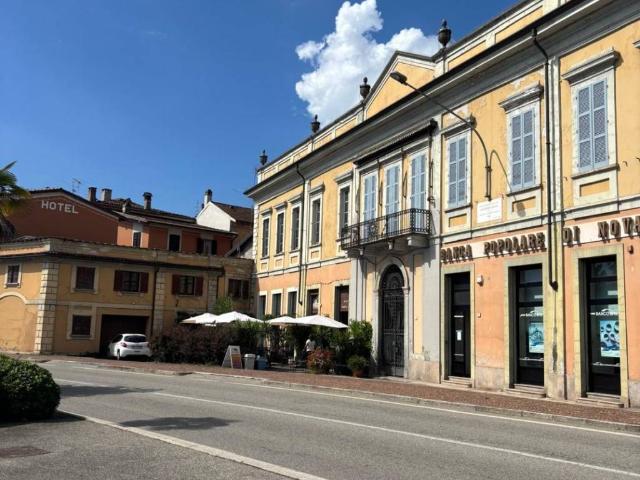 Locale Commerciale in vendita a Villa Lesa, Piemonte