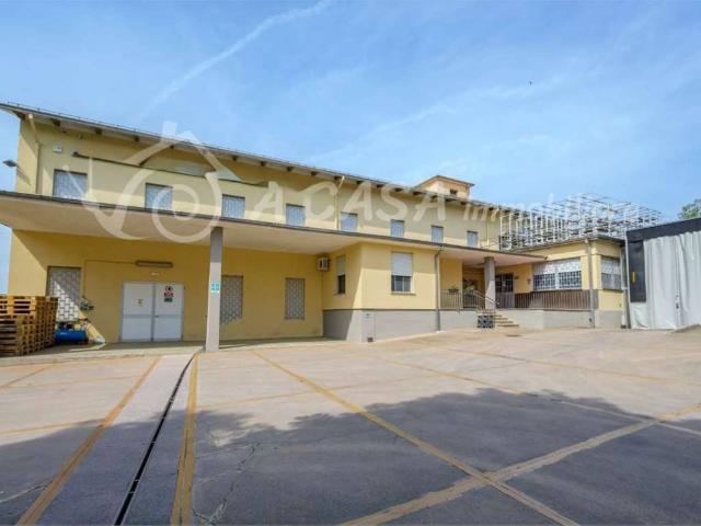 Locale Commerciale in vendita a Lesignano De' Bagni, Reggio Emilia