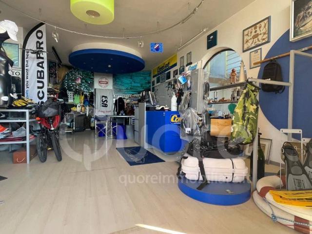 Locale Commerciale in vendita a Lignano Riviera, Lignano Pineta