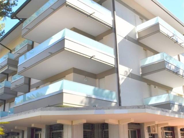 Locale Commerciale in vendita a Lignano Pineta