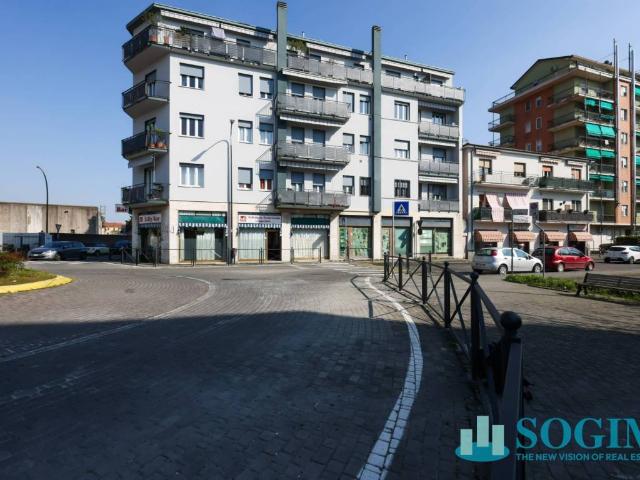 Locale Commerciale in vendita a Limbiate, Lombardia