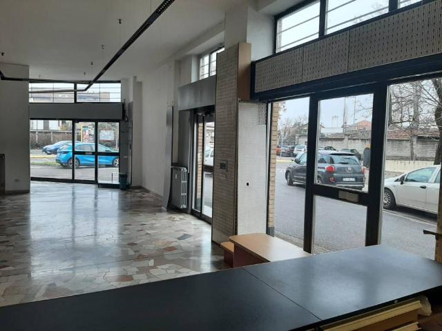 Locale Commerciale in vendita a Limbiate, Lombardia