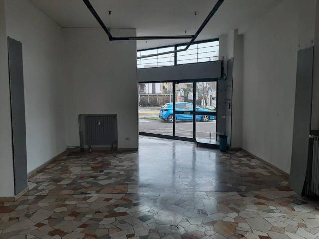Locale Commerciale in vendita a Limbiate, Lombardia