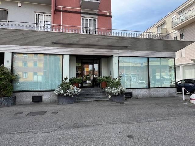 Locale Commerciale in vendita a Limbiate, Lombardia