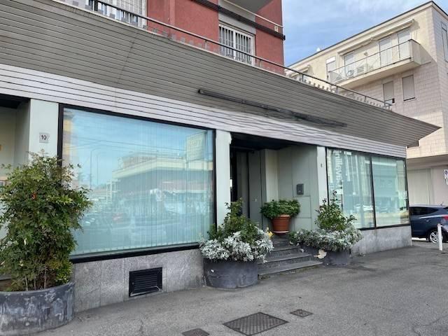 Locale Commerciale in vendita a Limbiate, Lombardia