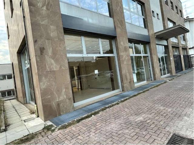 Locale Commerciale in vendita a Limbiate, Lombardia