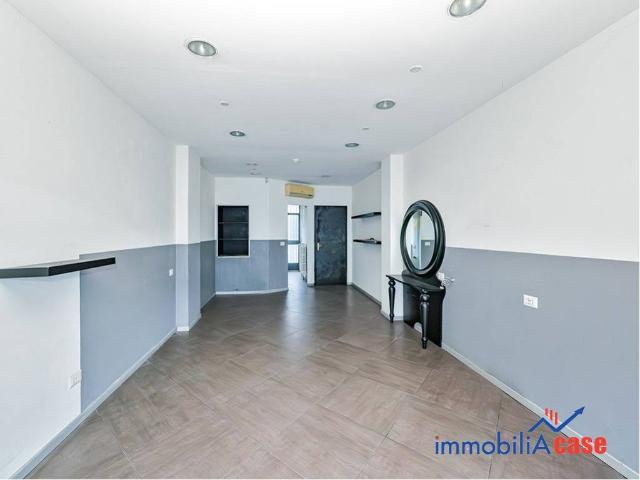 Locale Commerciale in vendita a Limbiate, Lombardia