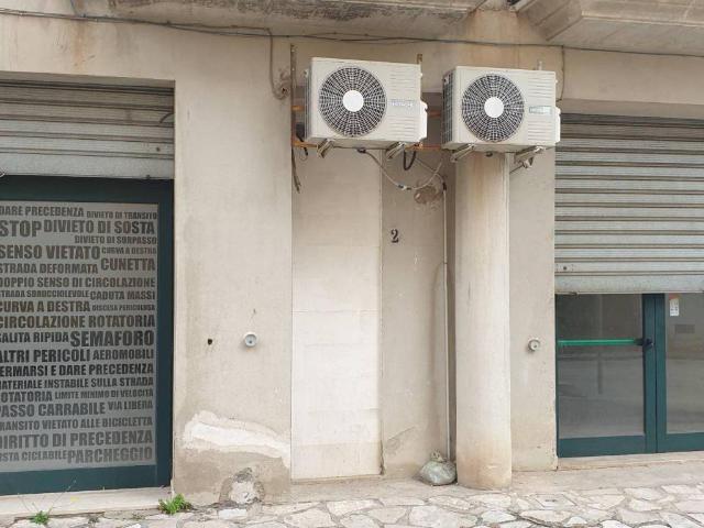 Locale Commerciale in vendita a Lioni, Campania