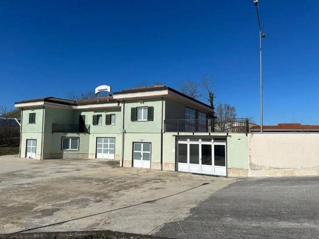 Locale Commerciale in vendita a Lioni, Campania