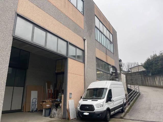 Locale Commerciale in vendita a Lipomo, Como