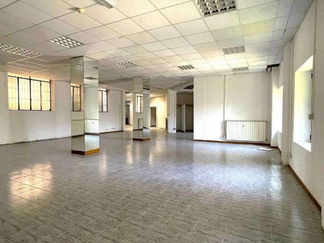 Locale Commerciale in vendita a Lipomo, Como