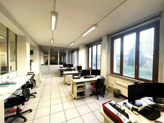 Locale Commerciale in vendita a Lipomo, Como