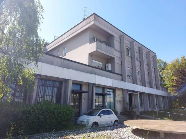 Locale Commerciale in vendita a Lipomo, Como