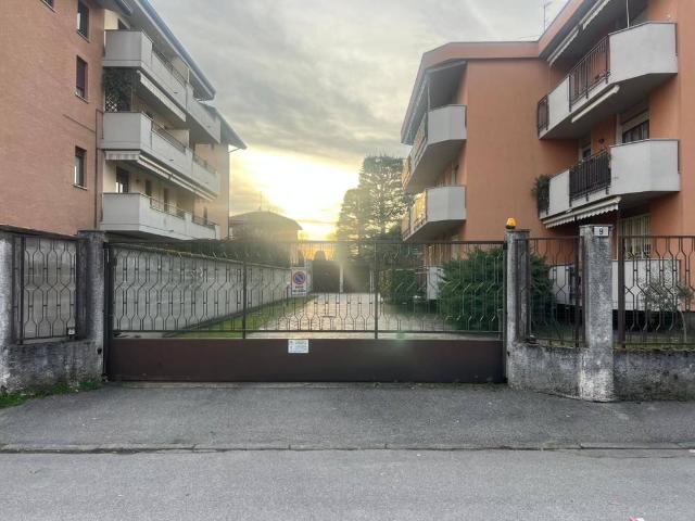 Locale Commerciale in vendita a Bareggia, Lissone