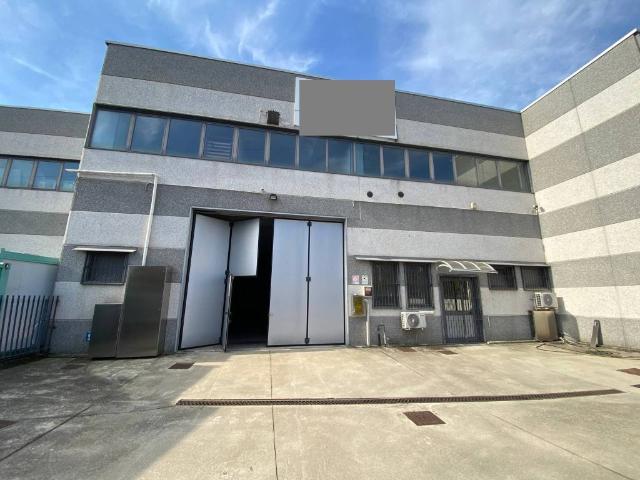 Locale Commerciale in vendita a Sacro Cuore-Stazione, Desio