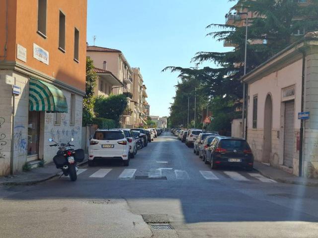 Locale Commerciale in vendita a Fabbricotti, Livorno