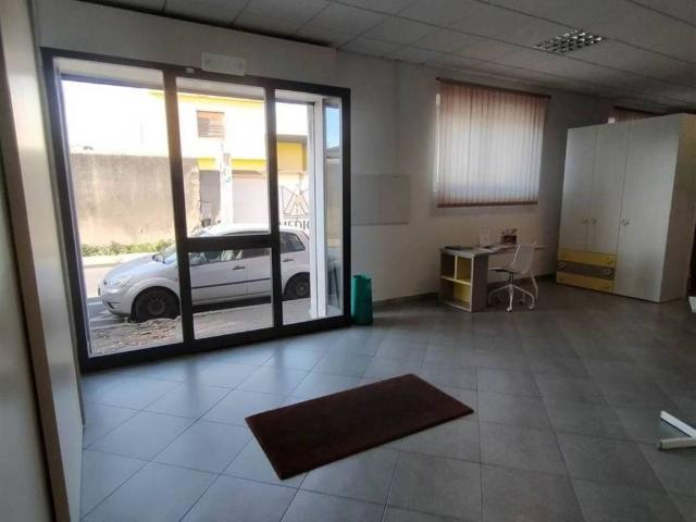 Locale Commerciale in vendita a Shangay, Livorno