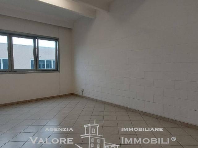 Locale Commerciale in vendita a Coteto, Livorno