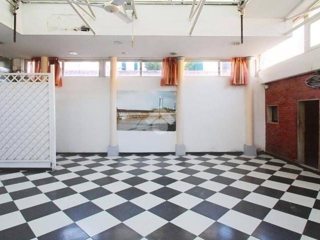 Locale Commerciale in vendita a Stazione, Livorno