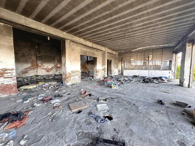 Locale Commerciale in vendita a Torretta, Livorno