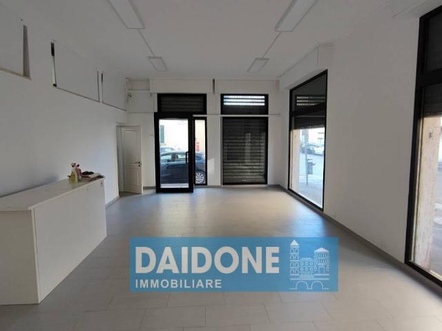 Locale Commerciale in vendita a Stazione, Livorno