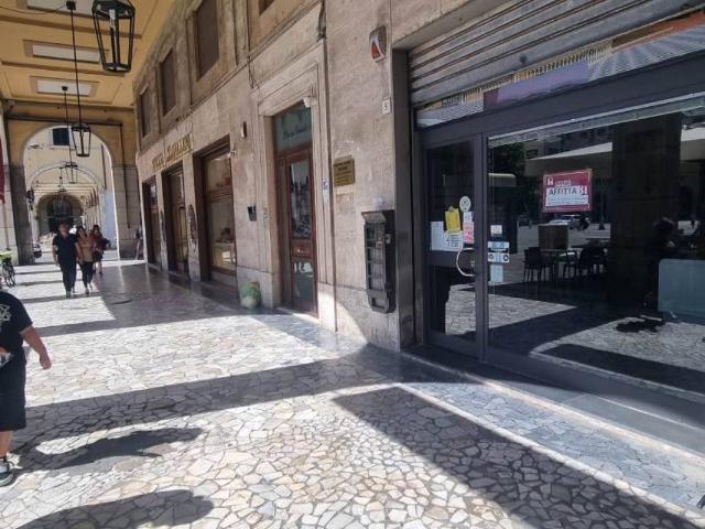 Locale Commerciale in affitto a Livorno