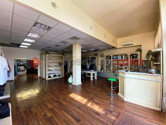 Locale Commerciale in vendita a Shangay, Livorno