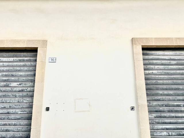 Locale Commerciale in vendita a Puglia, Lecce