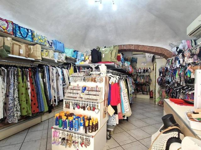 Locale Commerciale in vendita a Loano, Liguria
