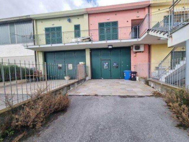 Locale Commerciale in vendita a Loano, Liguria
